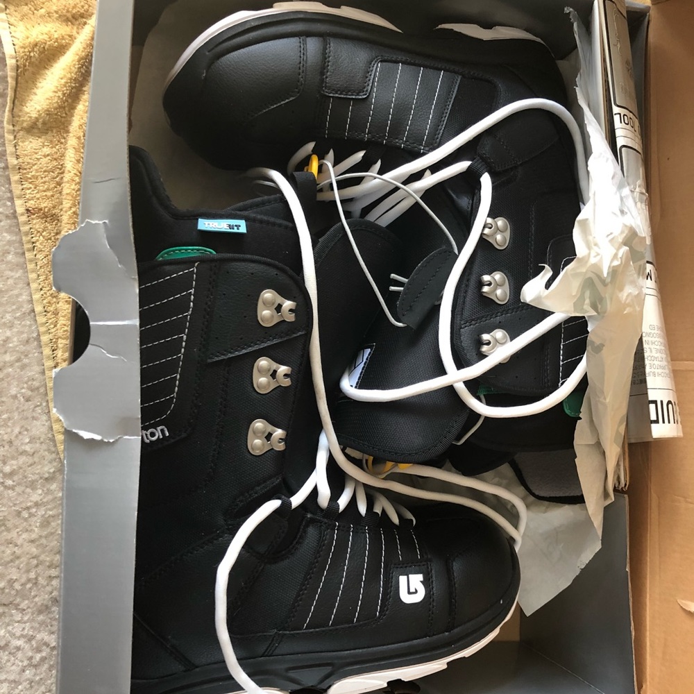 Size 9 brand new snowboarding boots Burton in box